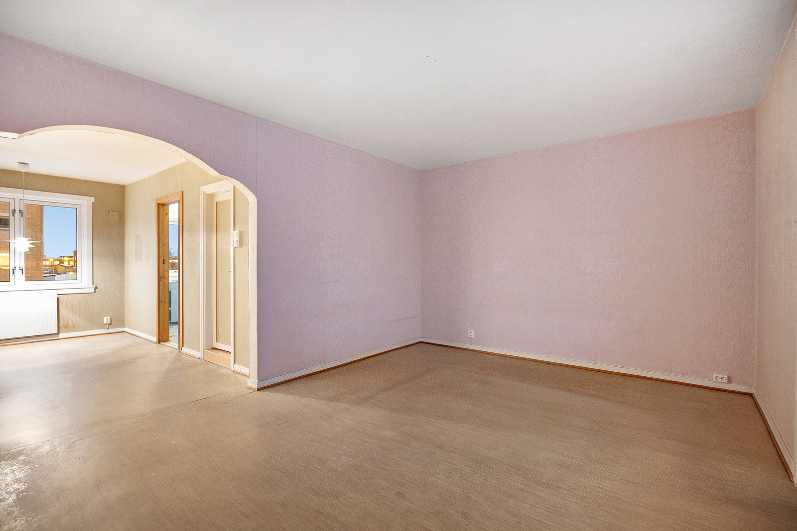 Boligen har et moderniseringsbehov, men gir et godt utgangspunkt for å skape et fint hjem med egne tilpassning. Galleribilde