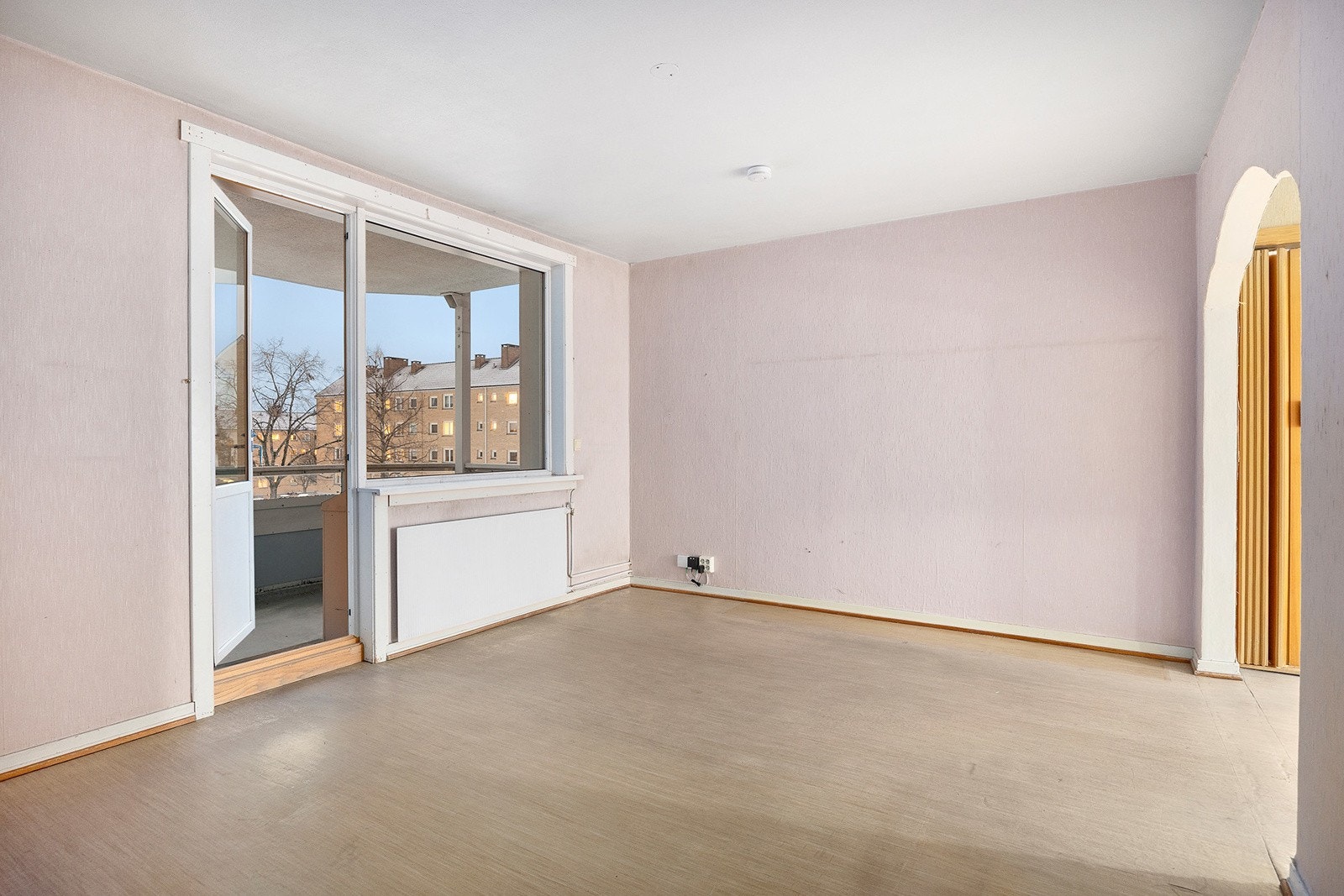 Store vindusflater gir godt med naturlig lys og bidrar til en luftig romfølelse. Galleribilde