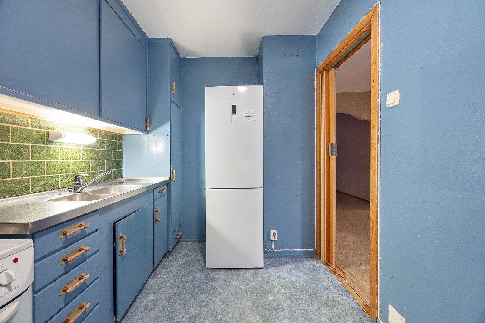 Veggen mellom spisestue og kjøkken kan søkes til styret om den kan fjernes. Galleribilde