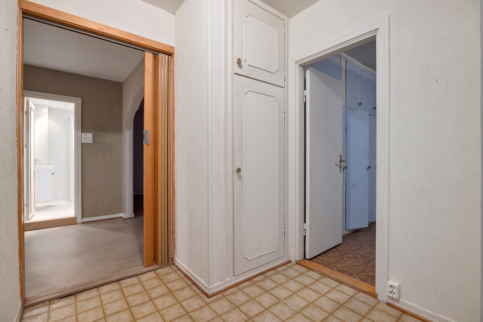 Lys og romslig entré med gode muligheter for oppheng av ytterklær. Galleribilde