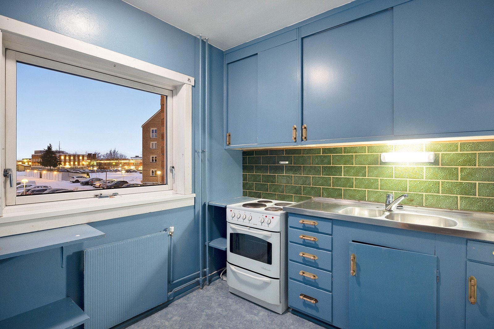 Original kjøkkeninnredning med malte slette fronter, dobbel oppvaskkum m/helt benkebeslag og komfyrvakt Galleribilde