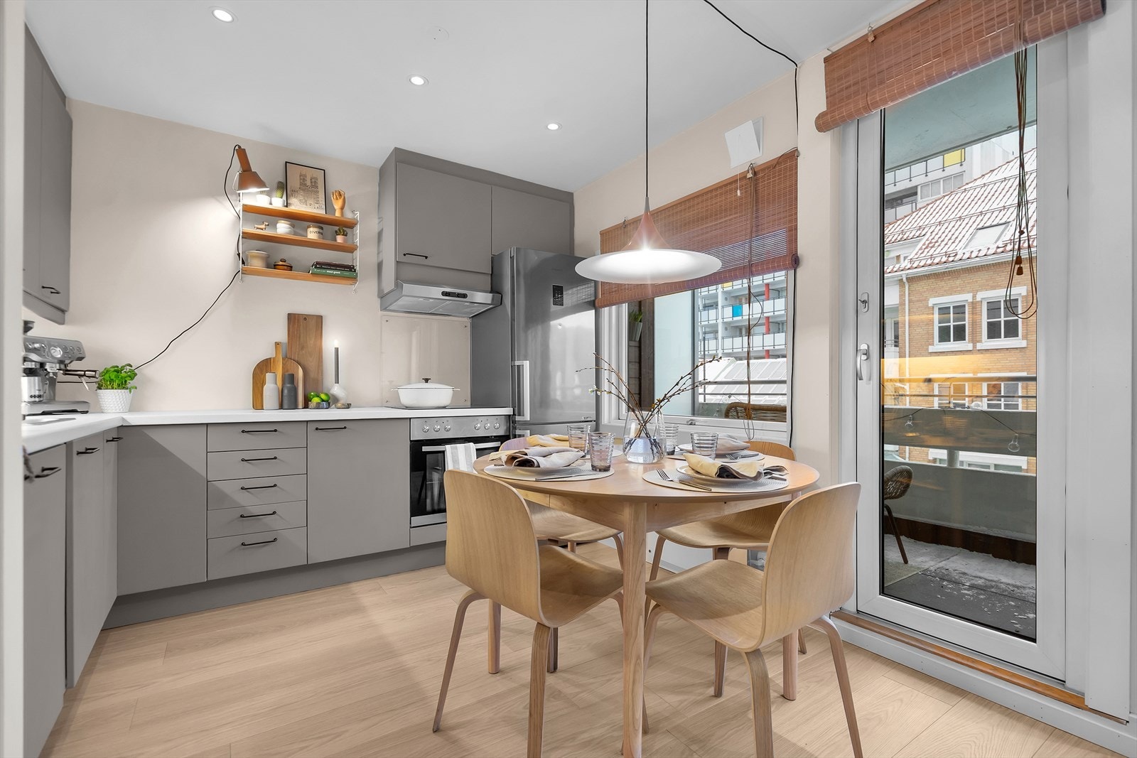 Den åpne og luftige løsningen mellom stue og kjøkken skaper en fin flyt i rommet. Galleribilde