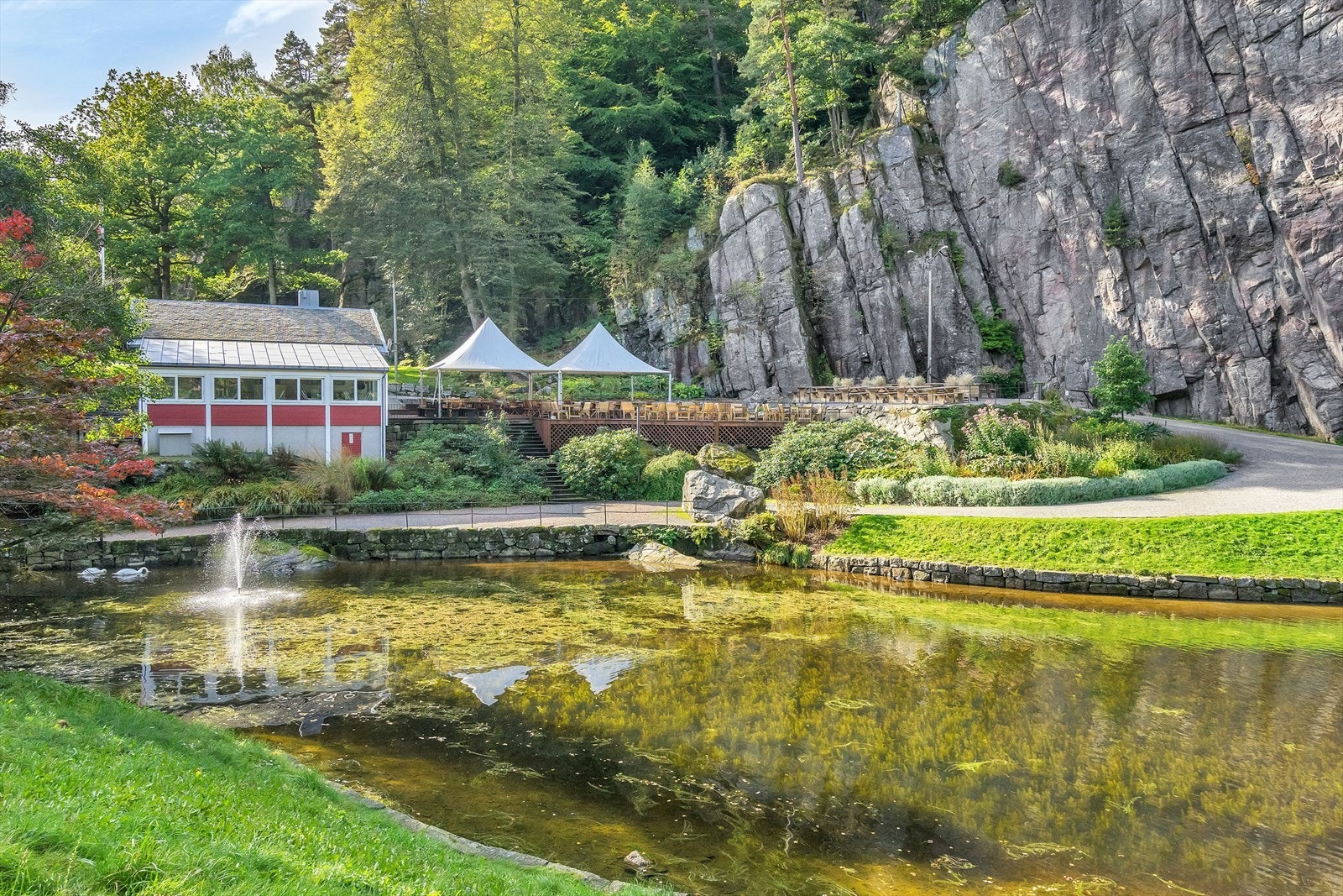 I tillegg ligger idylliske Ravnedalen nært, et perfekt sted å nyte rolige sommerdager, og hvor det også settes opp konserter i vakre omgivelser. Galleribilde