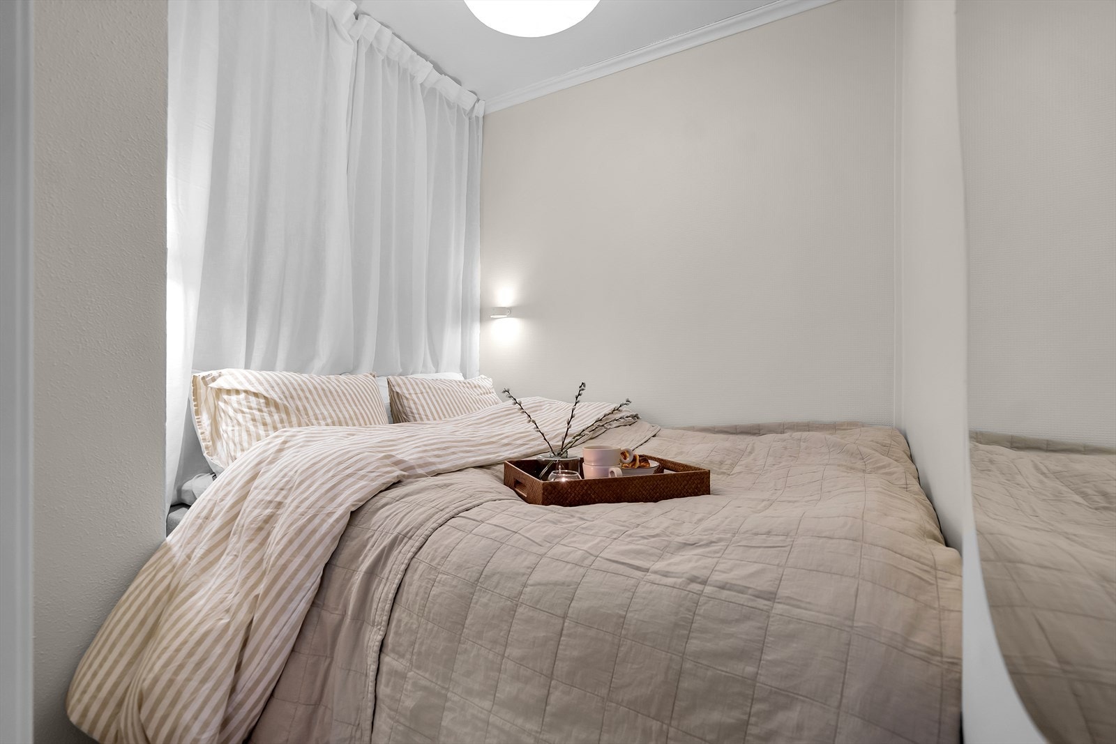 Praktisk og funksjonell sovealkove med plass til dobbeltseng. Galleribilde