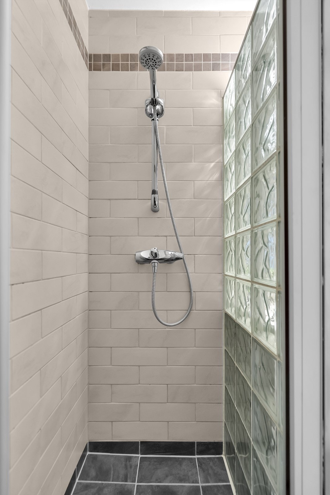 I november 2024 ble det montert nytt toalett, ny baderomsinnredning og speil, alt utført av rørlegger. En ny baderomsvifte med fuktsensor ble installert av elektriker i august 2024. Om ønskelig kan et uåpnet dusjkabinett (80 x 120 cm) medfølge. Galleribilde