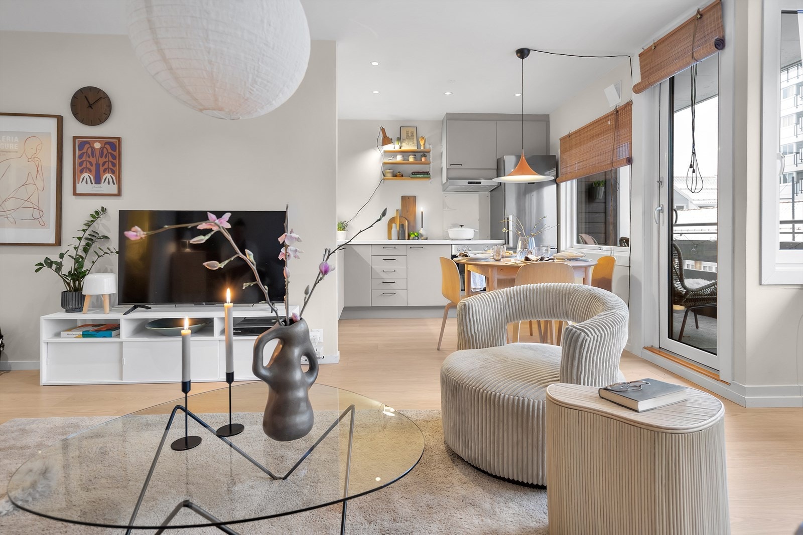 Hele leiligheten har fått et moderne enstavs laminatgulv fra 2024 som gir et eksklusivt preg. Galleribilde