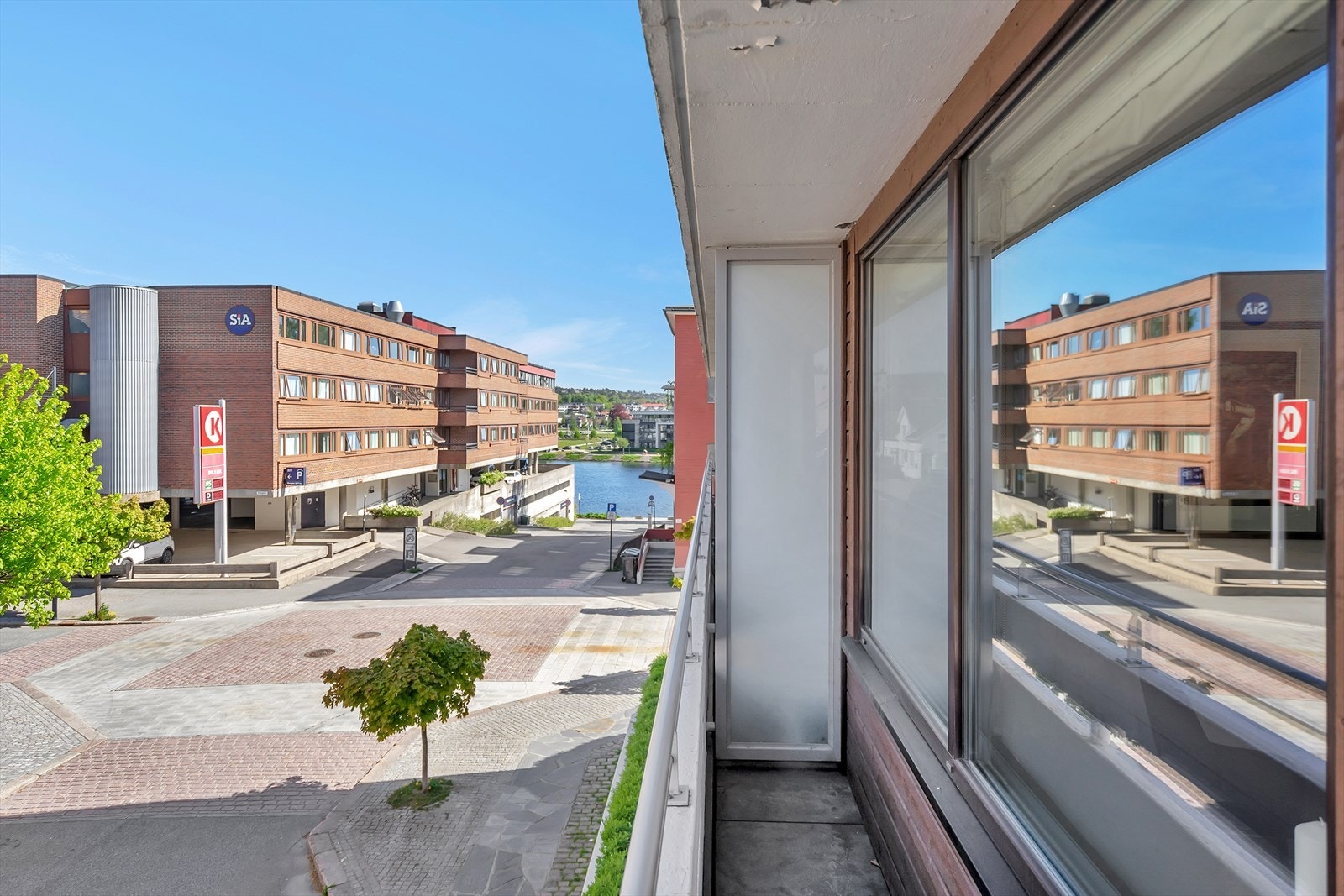 Fra balkongen har du et trivelig utsyn mot Otra, der du kan nyte både roen fra nærheten til naturen og et levende nærområde. Galleribilde