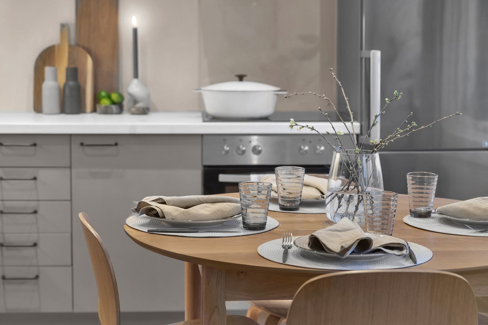 Det er nylig oppgradert med ny benkeplate og vask fra IKEA (25 års garanti), profesjonelt montert av kjøkkenmontør. Galleribilde