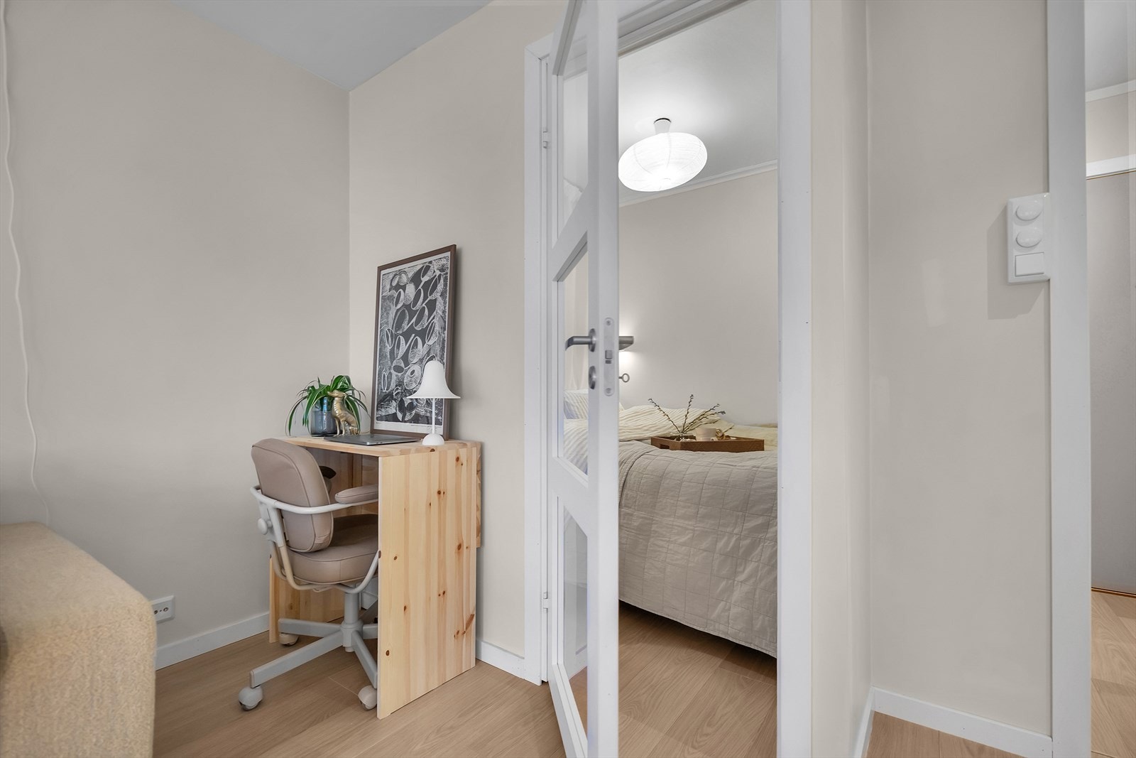 Alkoven er nylig utvidet og det er montert en glassdør, som sørger for naturlig lysinnslipp og skaper et lyst og trivelig preg. Galleribilde