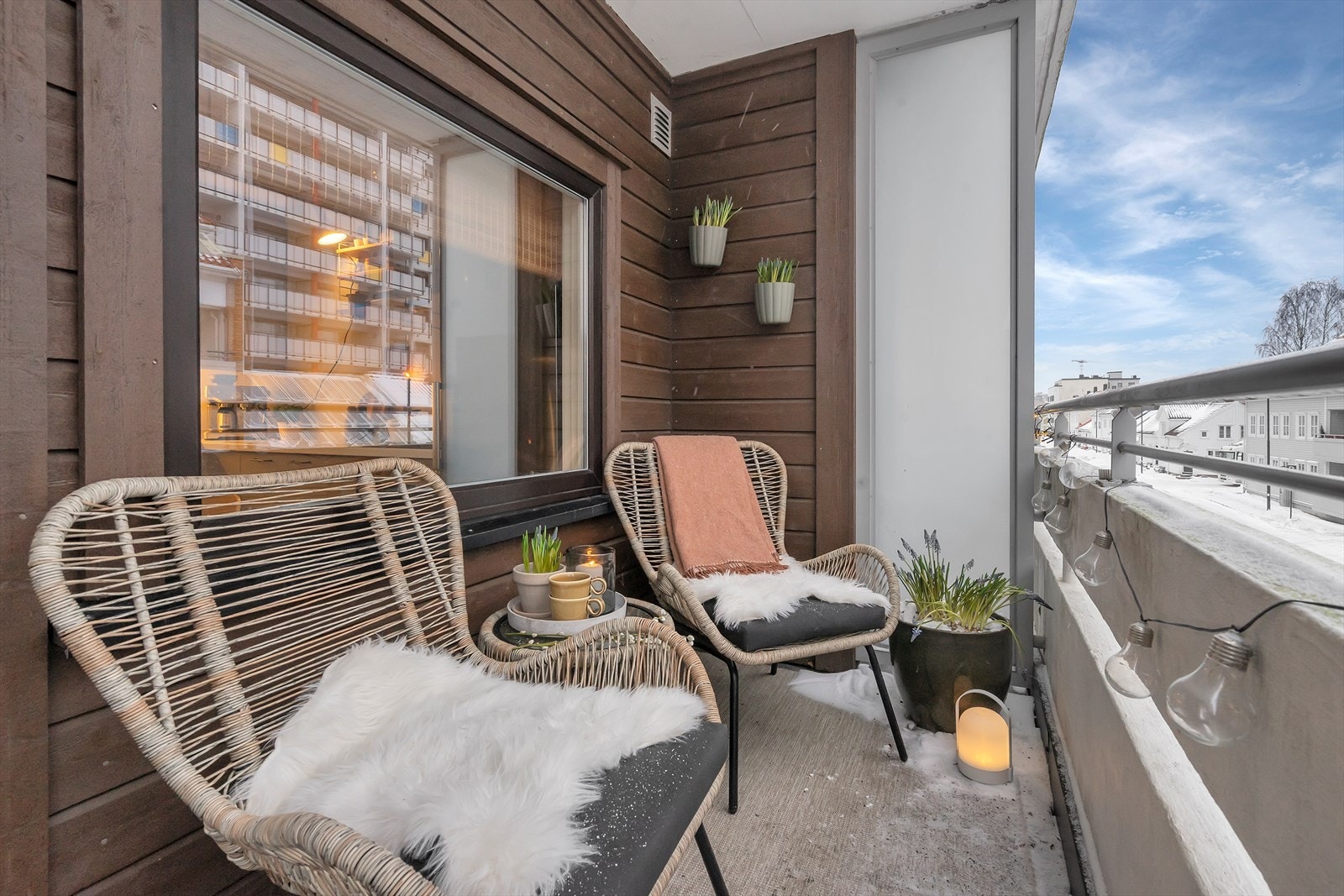 Trivelig balkong med ettermiddagssol som blir et naturlig samlingspunkt på varme sommerdager. Galleribilde