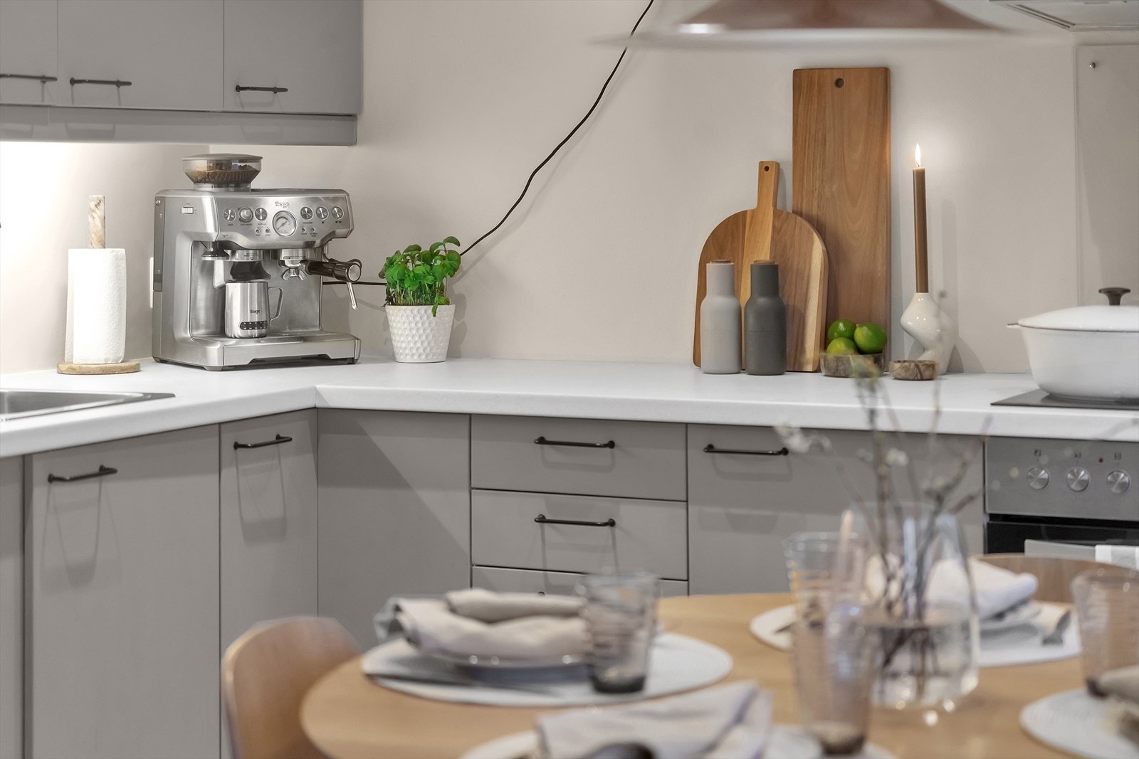 I tillegg er kjøkkenfrontene malt i en lun og moderne fargetone som gir rommet et oppgradert uttrykk. Galleribilde