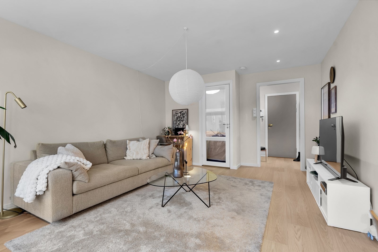 Sovealkoven er pent adskilt fra stuen med en glassdør. Galleribilde