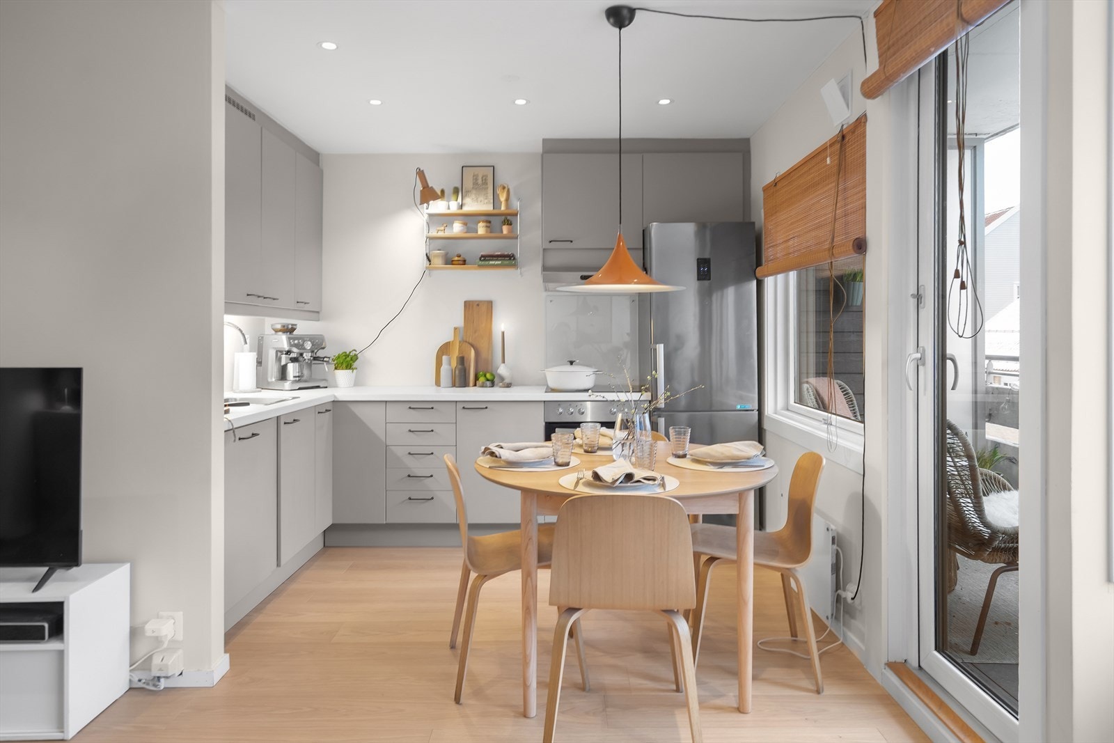 Stilrent kjøkken med tidløs innredning fra IKEA (2007) som byr på godt med både skap- og benkeplass. Galleribilde