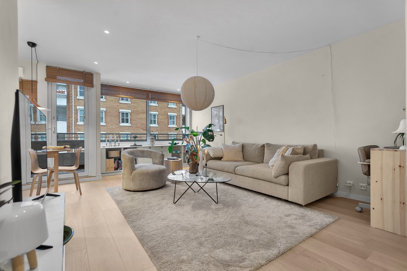 Lys og romslig stue med god plass til både salong og spisestuemøblement i naturlige soner. Plassmontert skjenk gir ekstra oppbevaring. Galleribilde