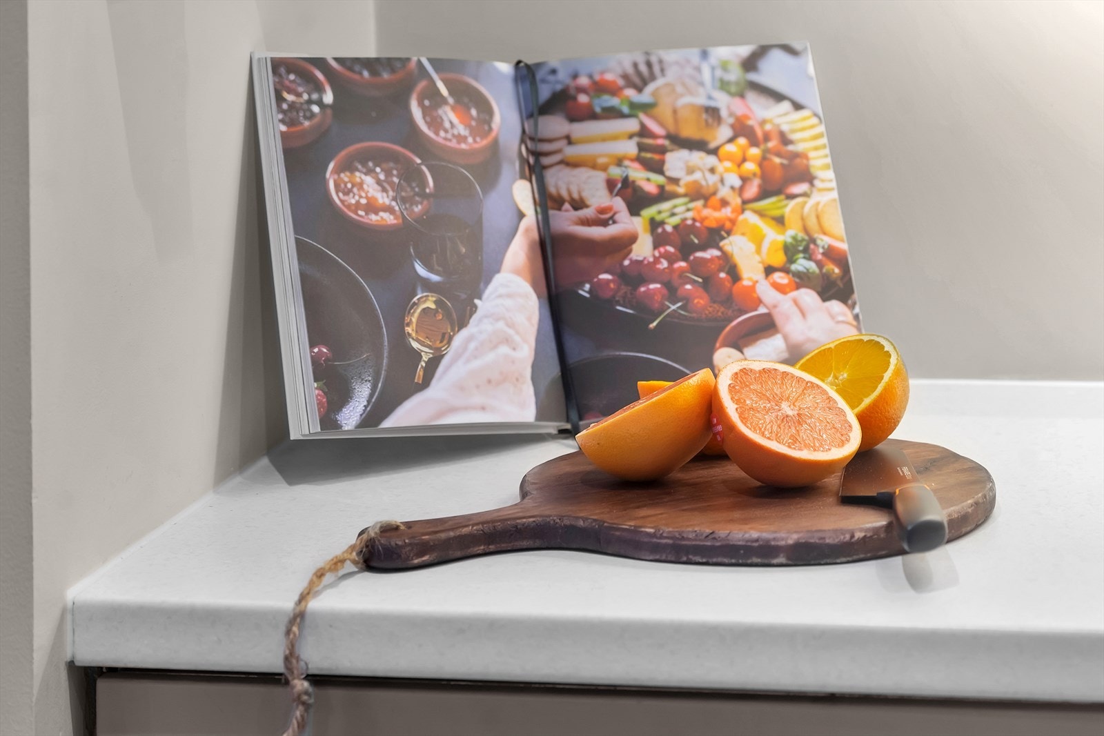 Et stilrent og funksjonelt kjøkken som er tilpasset moderne behov. Galleribilde