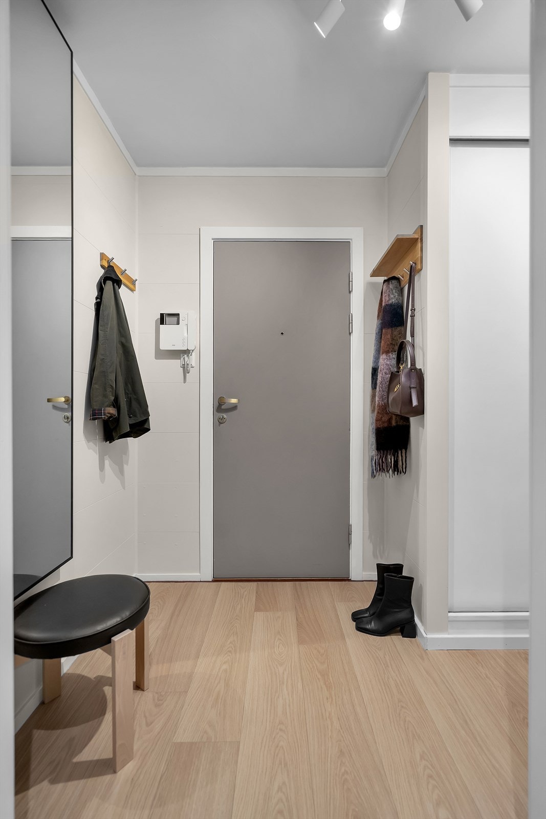 Callinganlegg med både lyd og bilde er praktisk plassert ved inngangsdøren for enkel kommunikasjon. Galleribilde