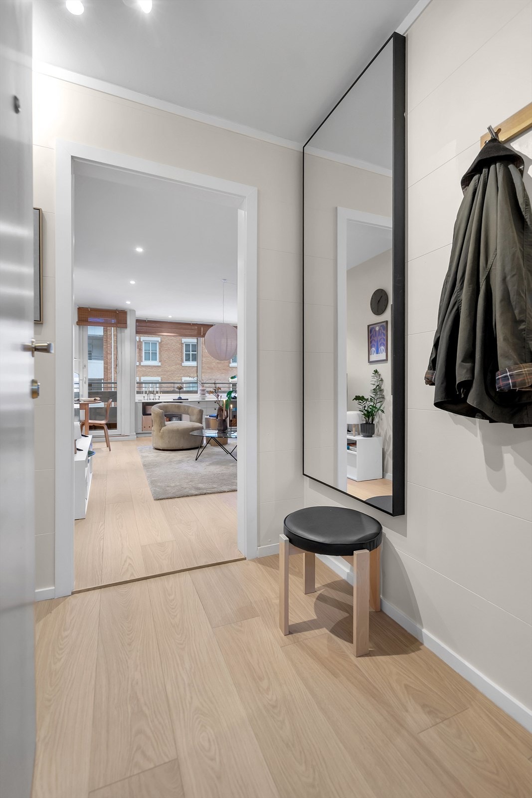 Innbydende entré som skaper et godt førsteinntrykk av leiligheten. Galleribilde