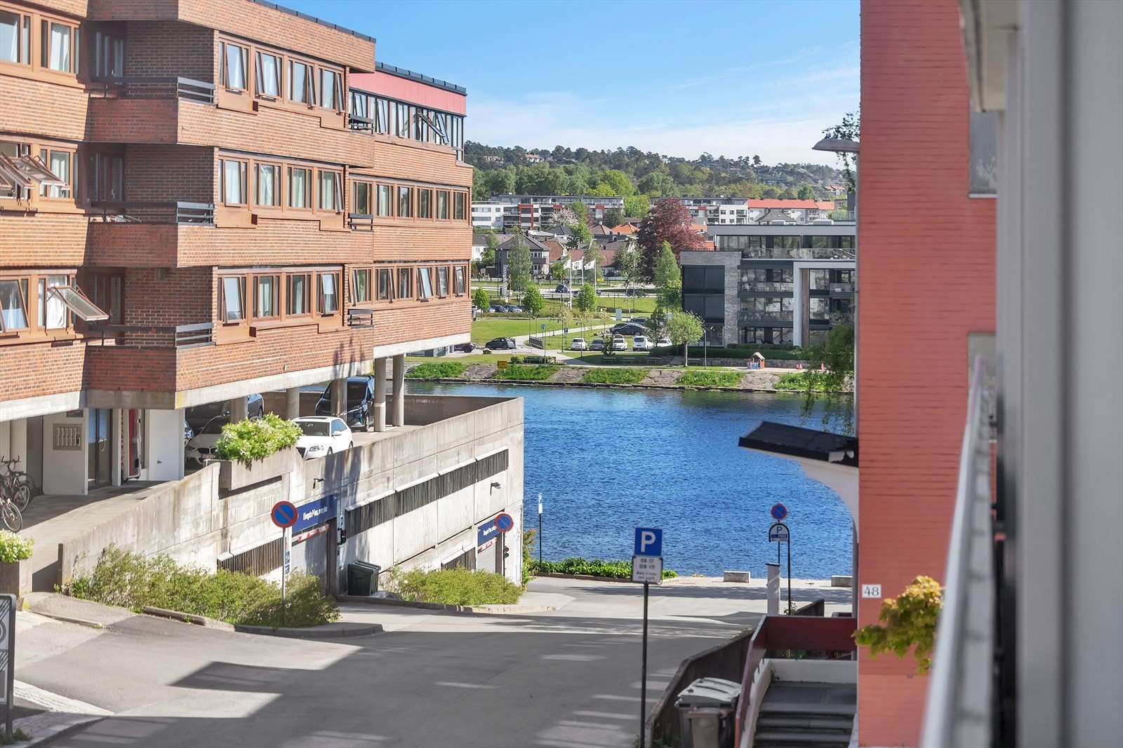 Otra havnepromenade like utenfor døren, med flotte grøntområder, bademuligheter og muligheten til å nyte den maritime atmosfæren. Galleribilde