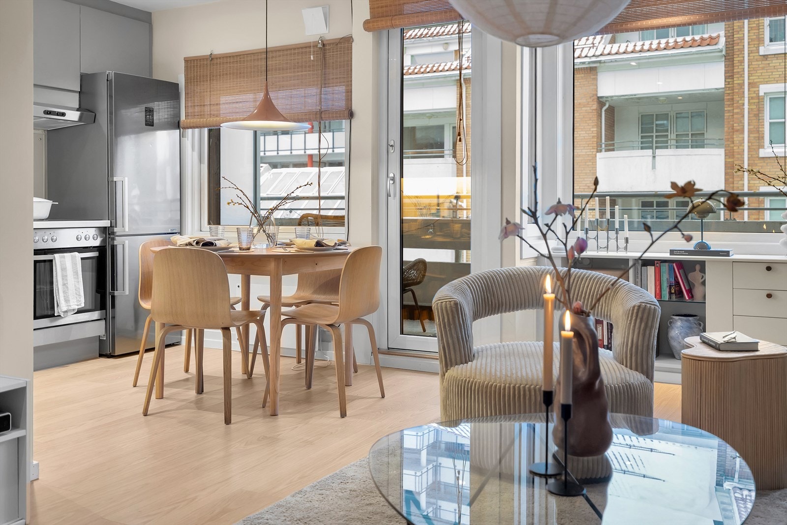 Overflatene er nylig malt i moderne og tidsriktige farger som gir rommet et stilfullt og harmonisk uttrykk. Galleribilde