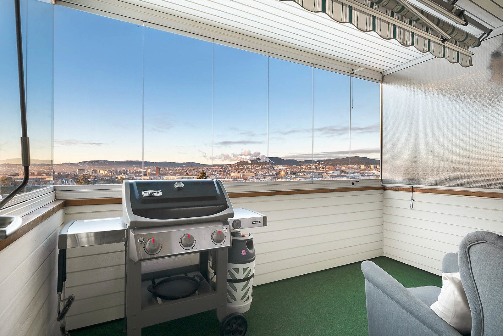 Innglasset balkong med god plass til grill med andre ønskede møblementer. Galleribilde