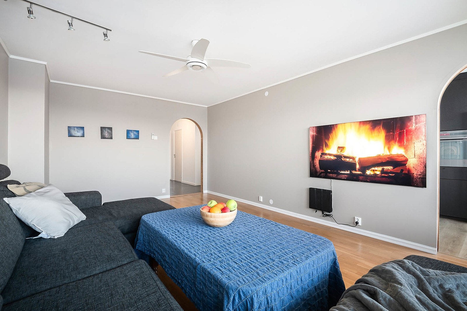 De slette overflatene med downlights i tak gir et moderne uttrykk og rikelig med lys. Galleribilde