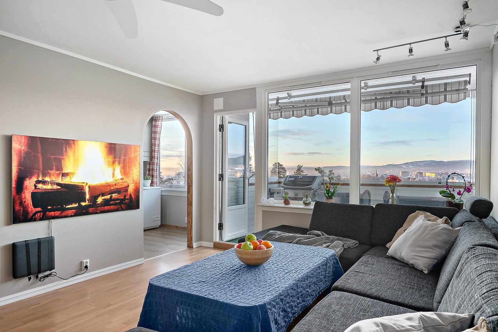 Romslig stue med plass til mediebenk, sofagruppe, spisebord eller andre ønskede møbler. Galleribilde