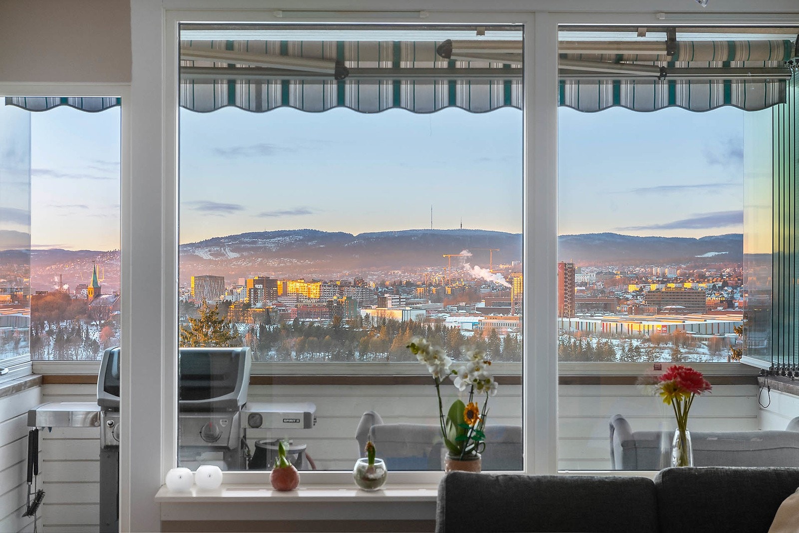 Stuen har store vindusflater med mye lysinnslipp og fin utsikt. Galleribilde