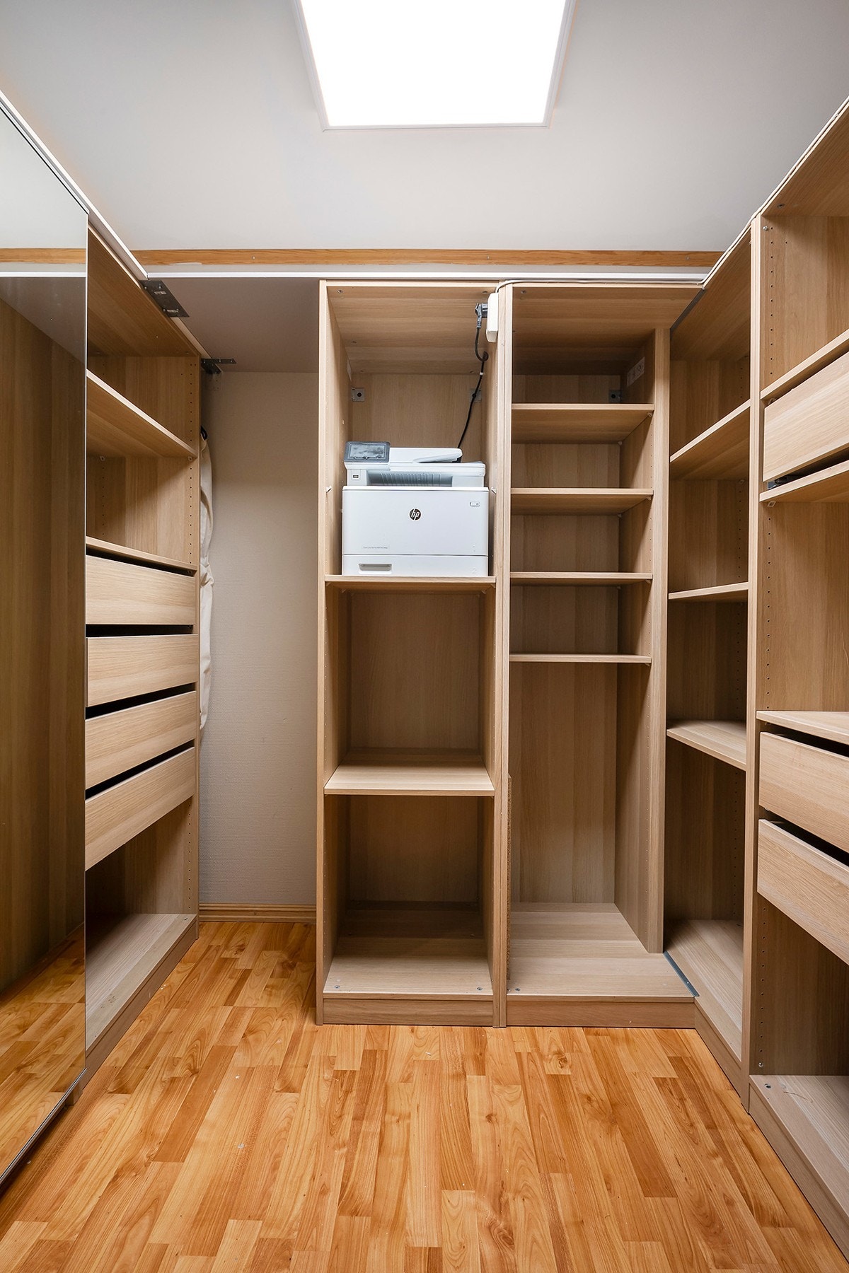 Praktisk walk-in-garderobe med adkomst fra entré. Galleribilde