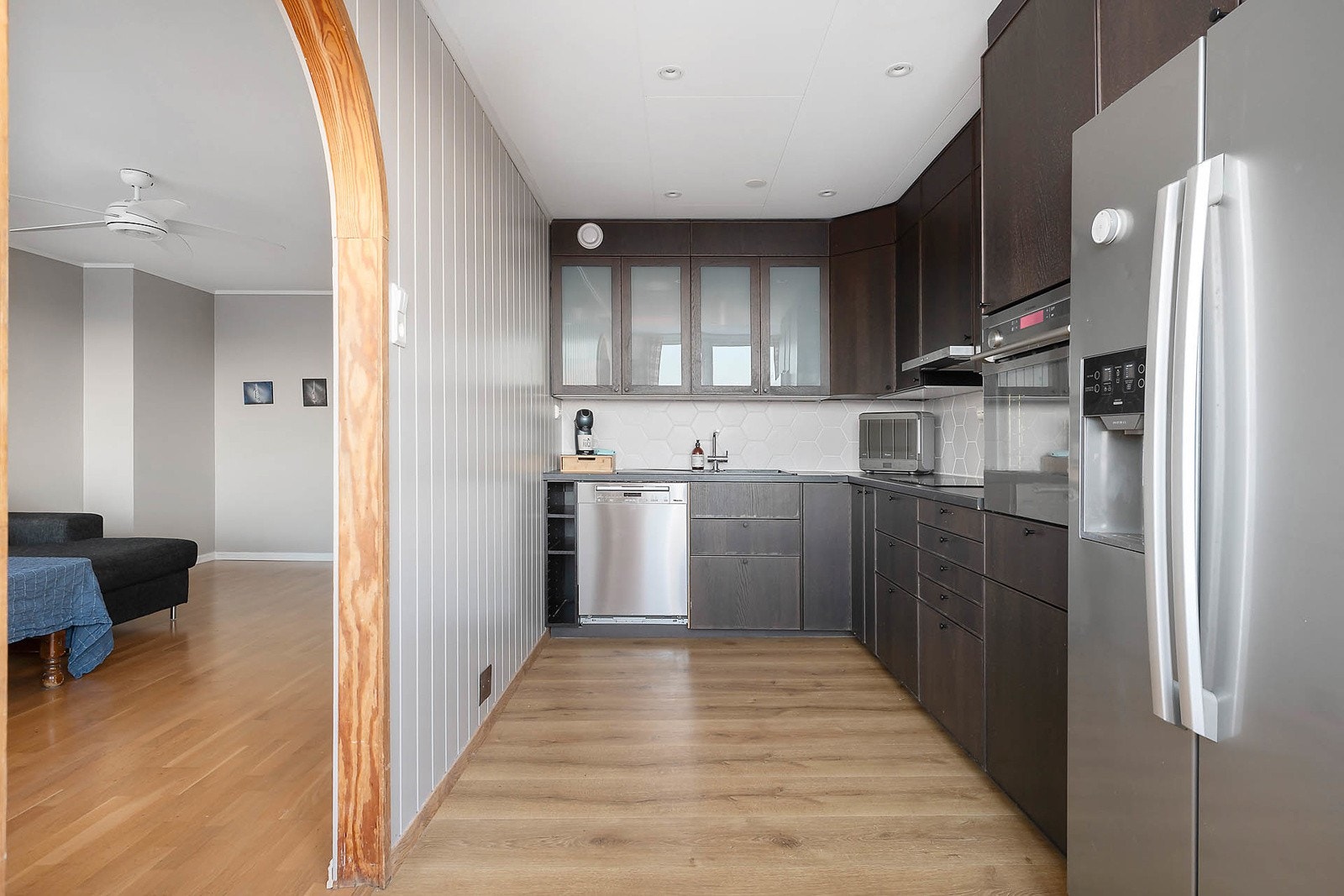 Kjøkkenet har en åpen og sosial løsning mot stuen. Galleribilde