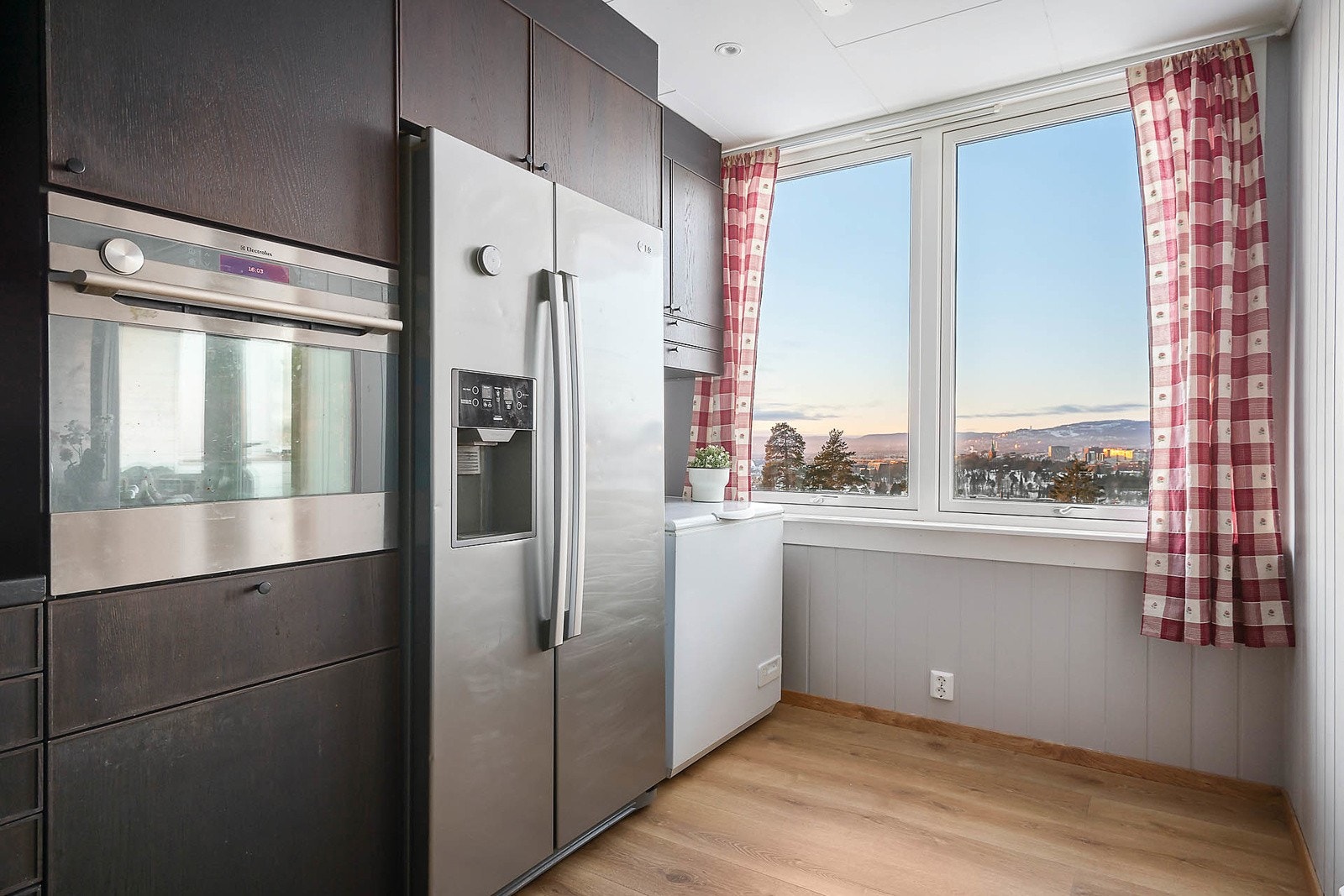 Utsikten over byen og fjorden følger deg inn til kjøkkenet. Galleribilde