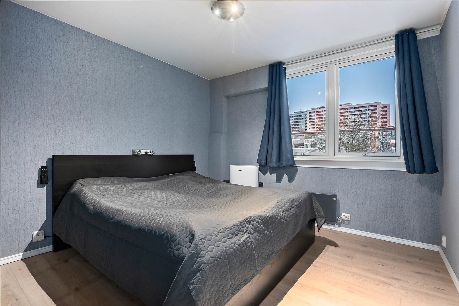 Romslig soverom med god plass til dobbeltseng, nattbord og garderobeløsning. Galleribilde