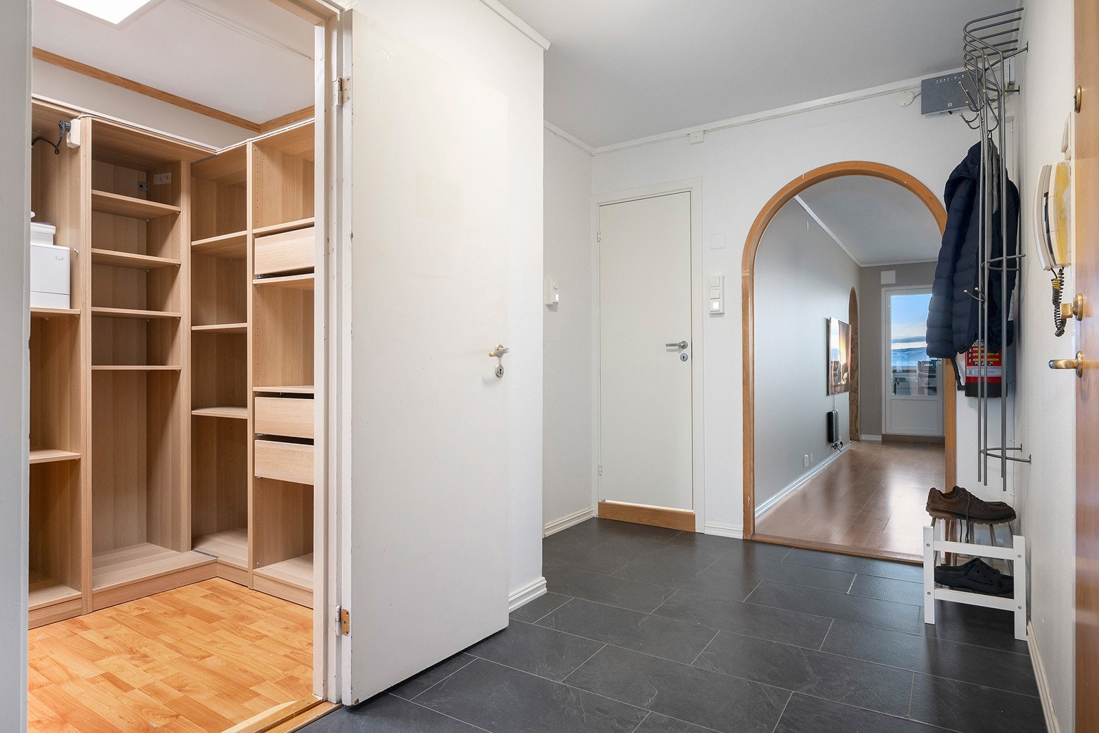 Romslig entré som inkluderer dørtelefon med åpner for enkel adkomst. Galleribilde