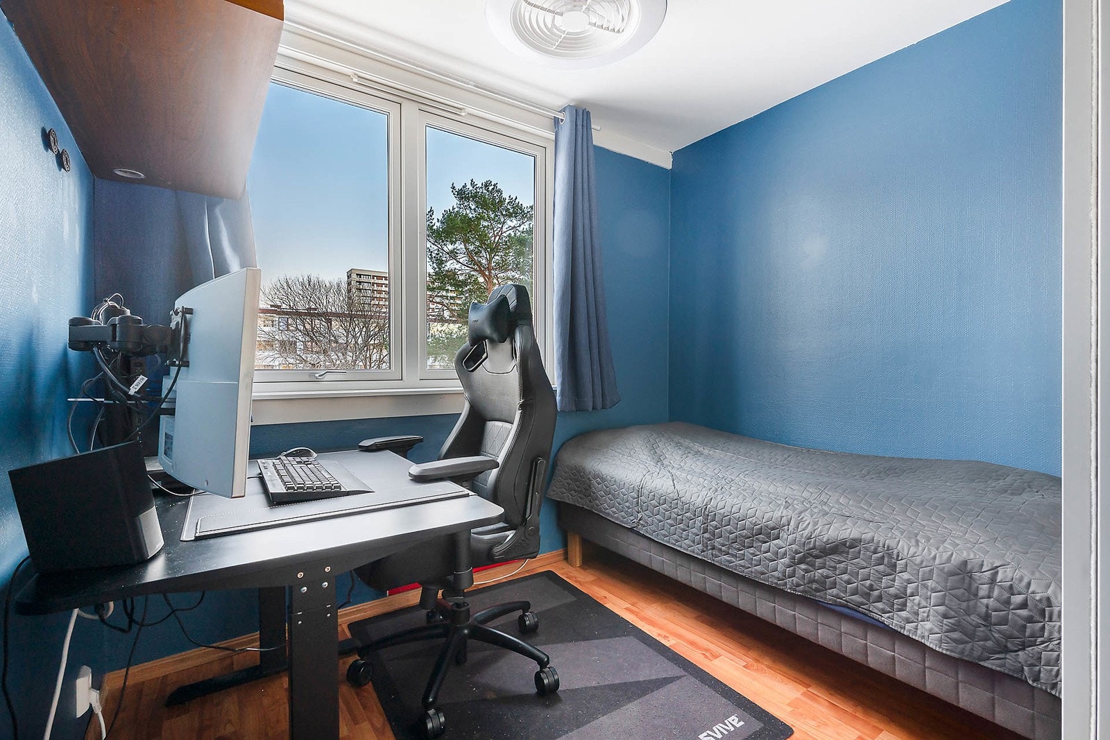 Det andre soverommet er romslig og lyst, med gode oppbevaringsmuligheter og plass til både seng og arbeids-/lesekrok. Galleribilde