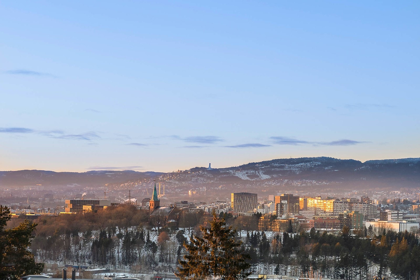 Utsikt fra balkongen mot Holmenkollen. Galleribilde