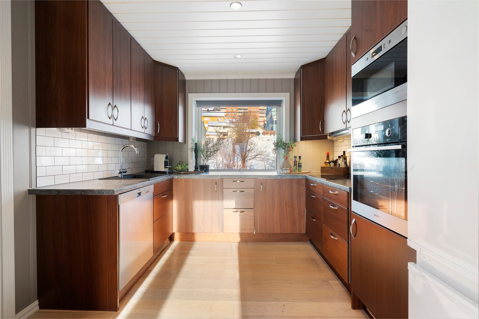 Kjøkkenet er fra 2015. Innredningen er med slette fronter og laminat benkeplate. Galleribilde