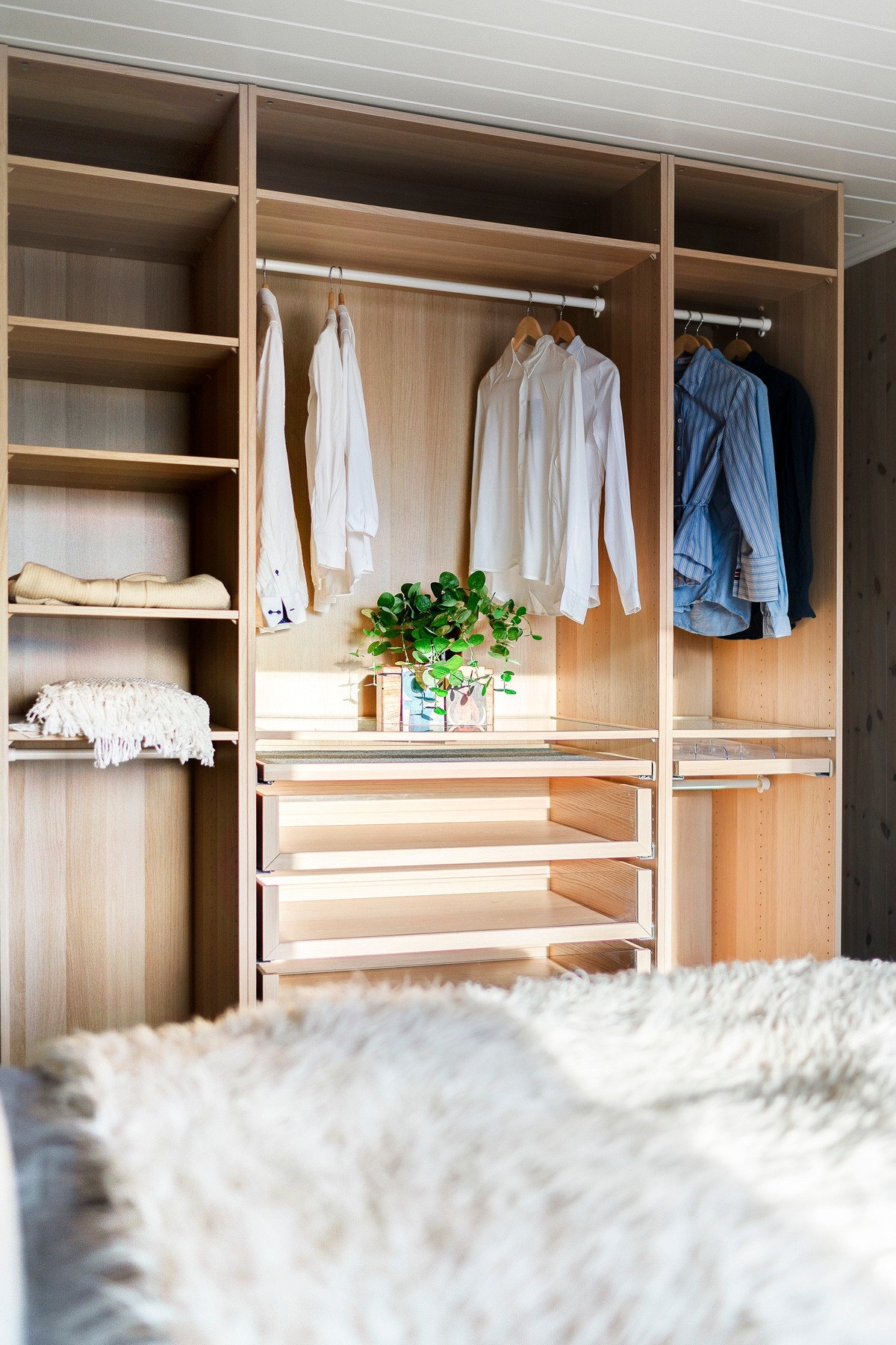 Stort garderobeskap på soverommet. Galleribilde