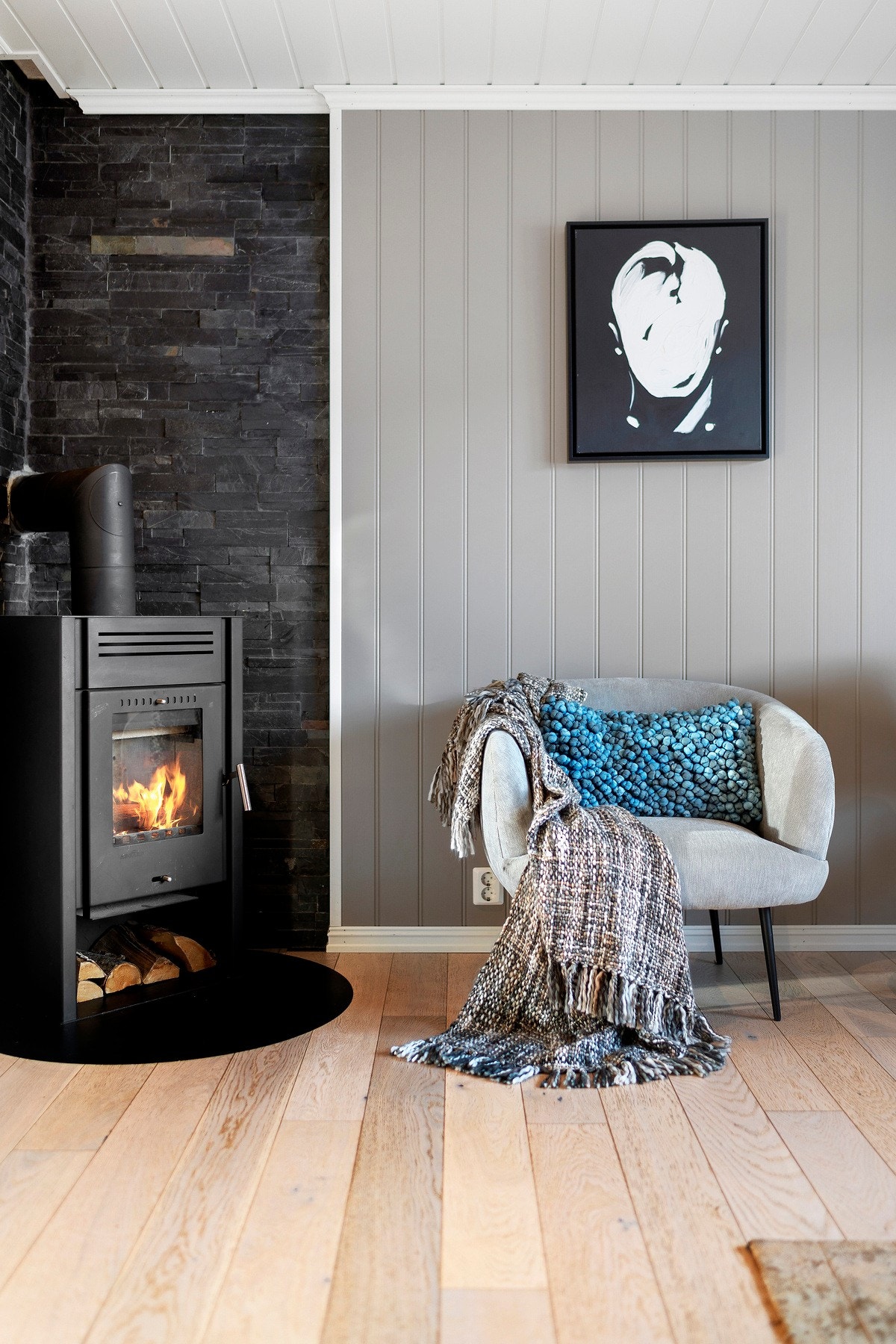 Vedfyring gir en lun og hyggelig atmosfære Galleribilde