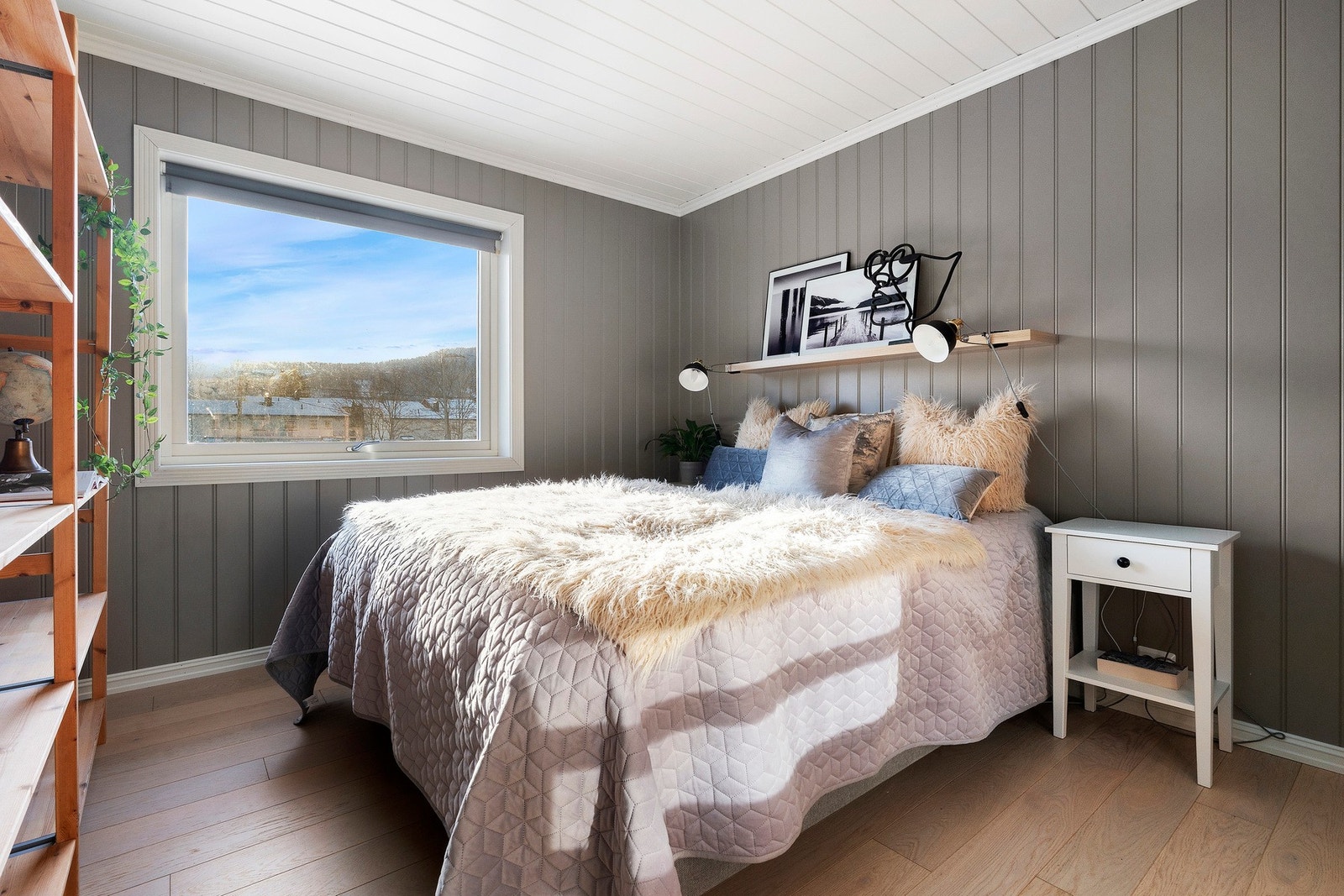 Soverom av god størrelse med plass til dobbeltseng og øvrig møblement Galleribilde