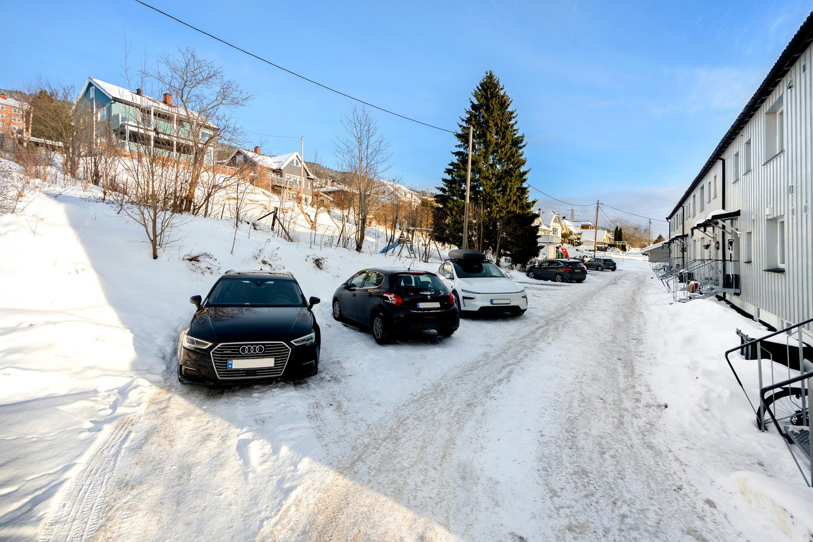 Det er parkeringsmuligheter på borettslagets fellesareal utenfor leiligheten. Parkering er ikke tilknyttet faste plasser og skjer etter gjeldende regler og tilgjengelighet. Galleribilde
