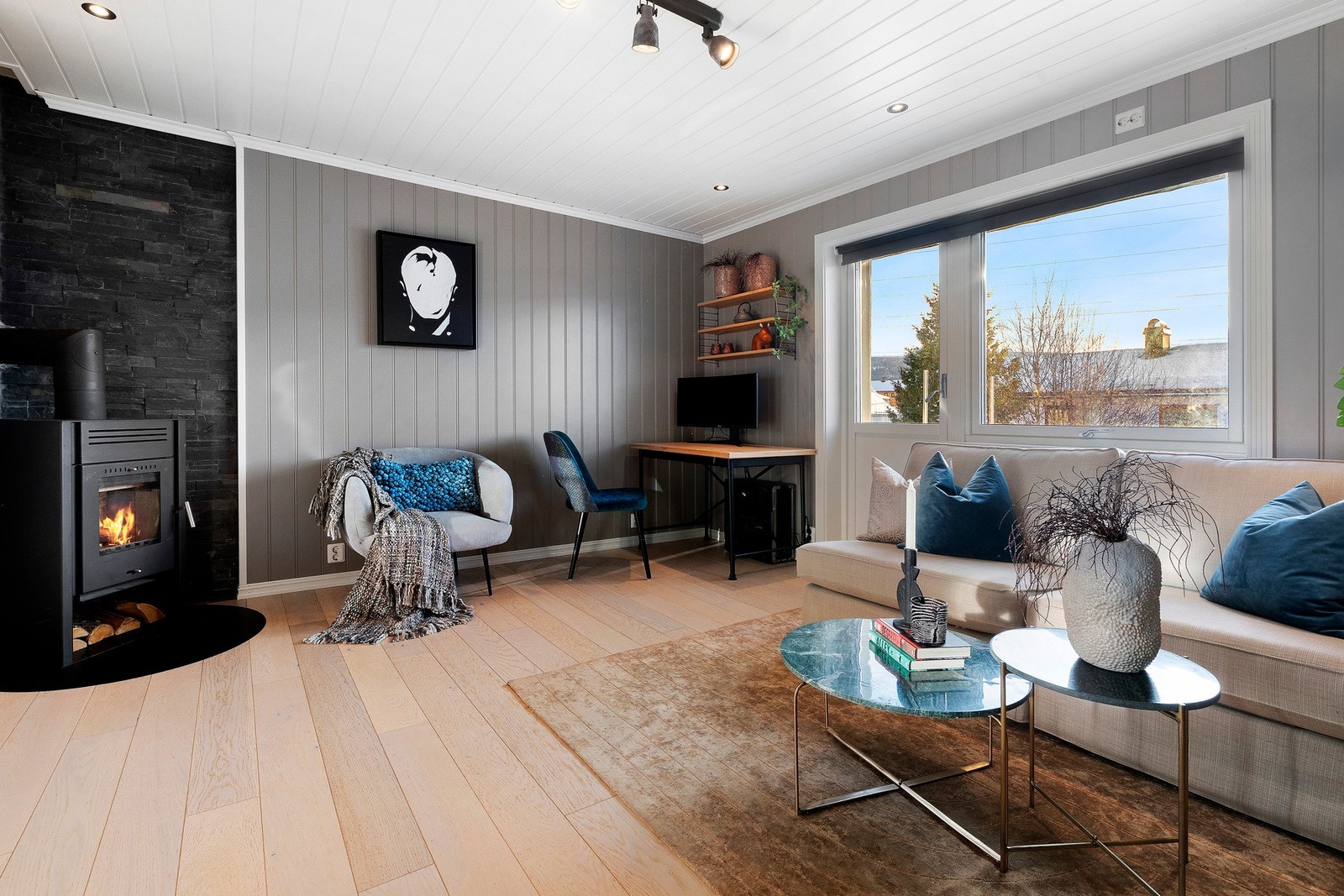 Stuen fremstår som lys og romslig med gode møbleringsmuligheter Galleribilde