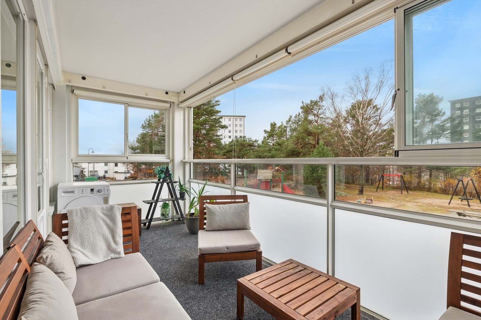 Stor innglasset balkong som kan nytes hele året. Balkongen er på ca 11 kvm., hvor det er plass til en koselig sittegruppe. Galleribilde