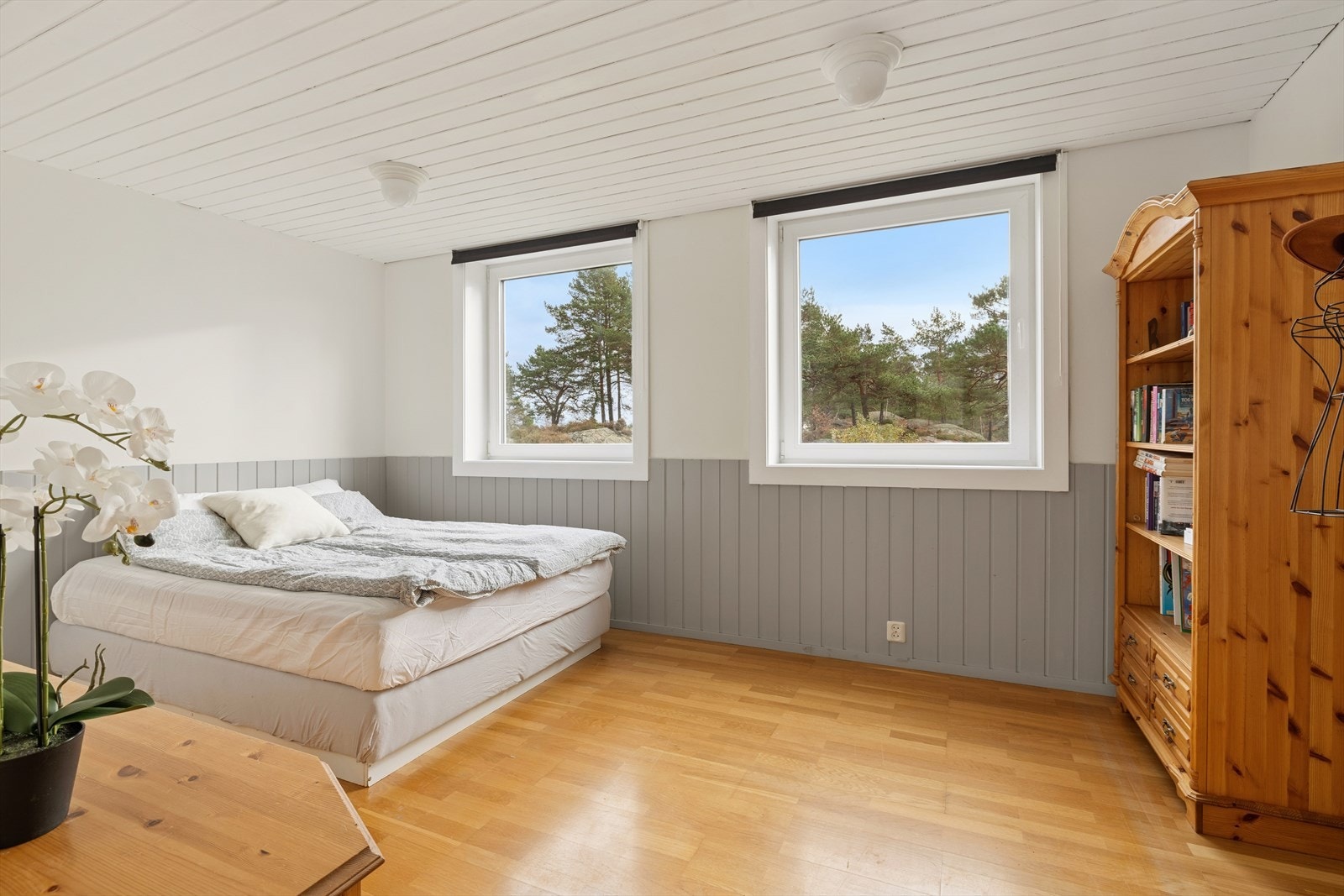 Fra stuen er det inngang til hovedsoverom av meget god størrelse. Galleribilde