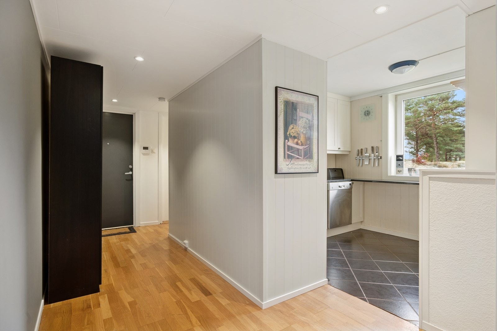 Romslig entré med stort garderobeskap som medfølger leiligheten. Galleribilde