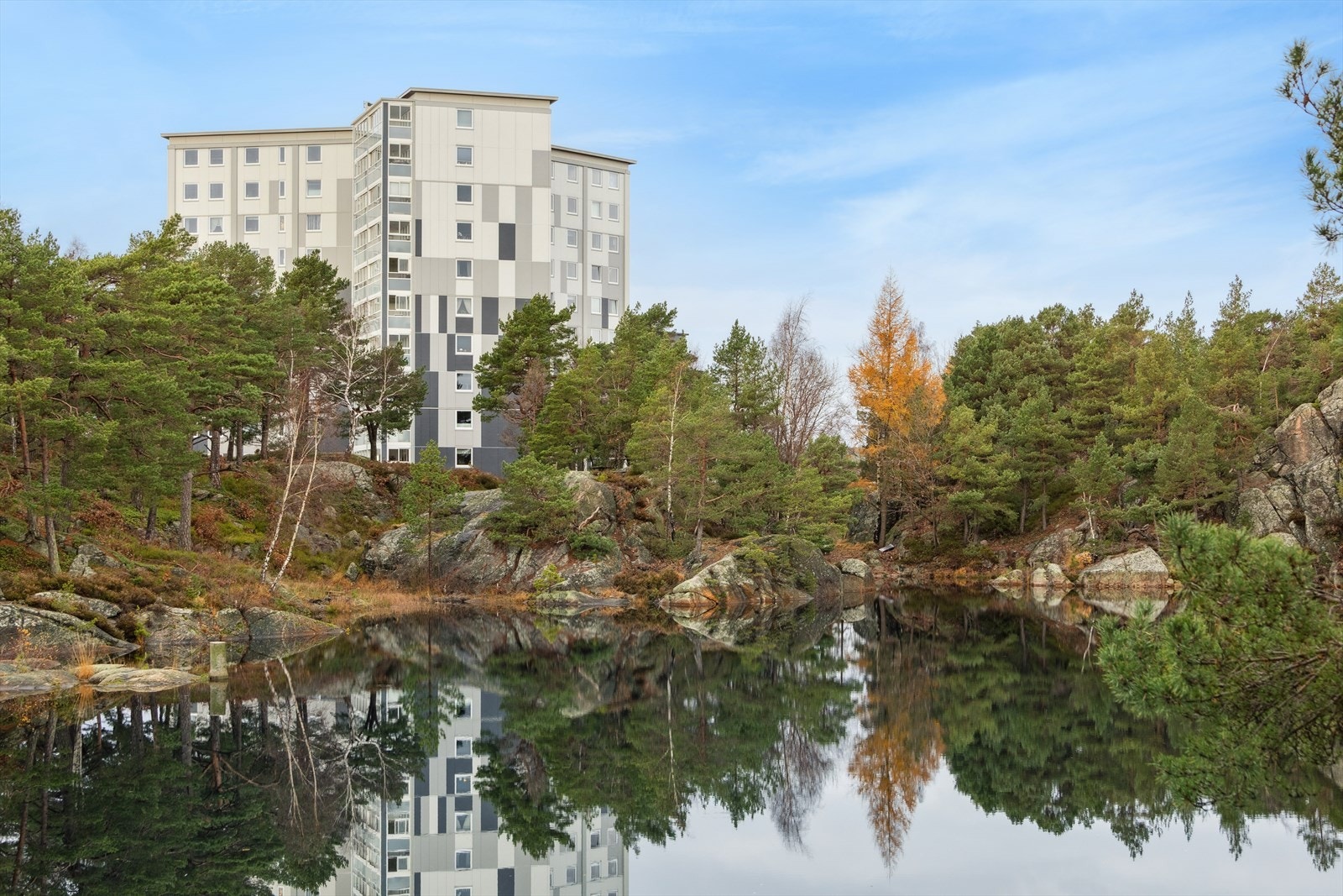 Blokken ble opprinnelig bygget i 1965, men fikk en omfattende utvendig oppgradering i 2015. Da ble bygget oppgradert til lavenergistandard med ekstra isolasjon i gulv, vegger og tak, ny kledning, nye vinduer og dører, samt innglassede balkonger. Galleribilde