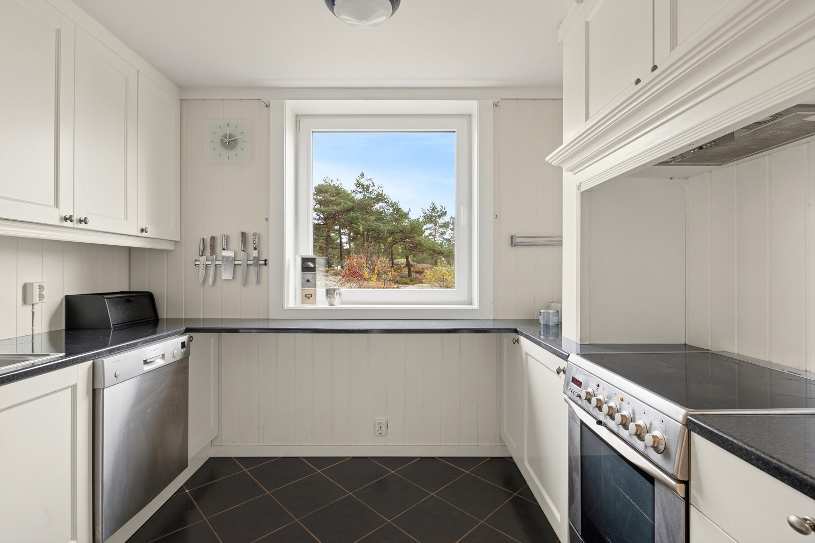 Kjøkkenet fremstår lyst og innbydende, og er utstyrt med det du trenger i hverdagen: stekeovn med koketopp, oppvaskmaskin og kjøl/frys. Galleribilde