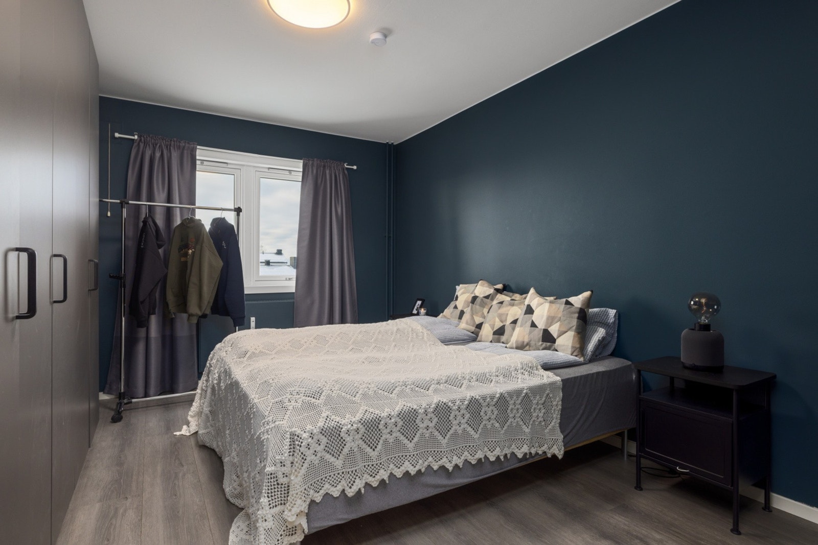 Lunt og rolig soverom med god plass til dobbeltseng Galleribilde