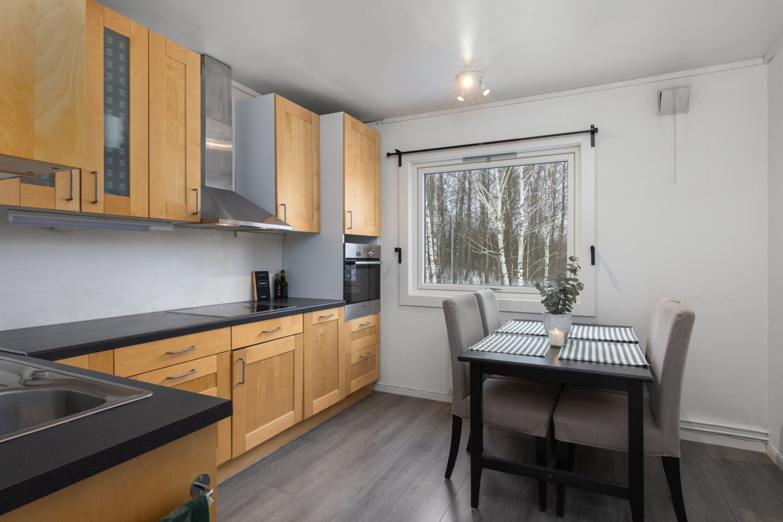 Kjøkken med hyggelig spiseplass Galleribilde