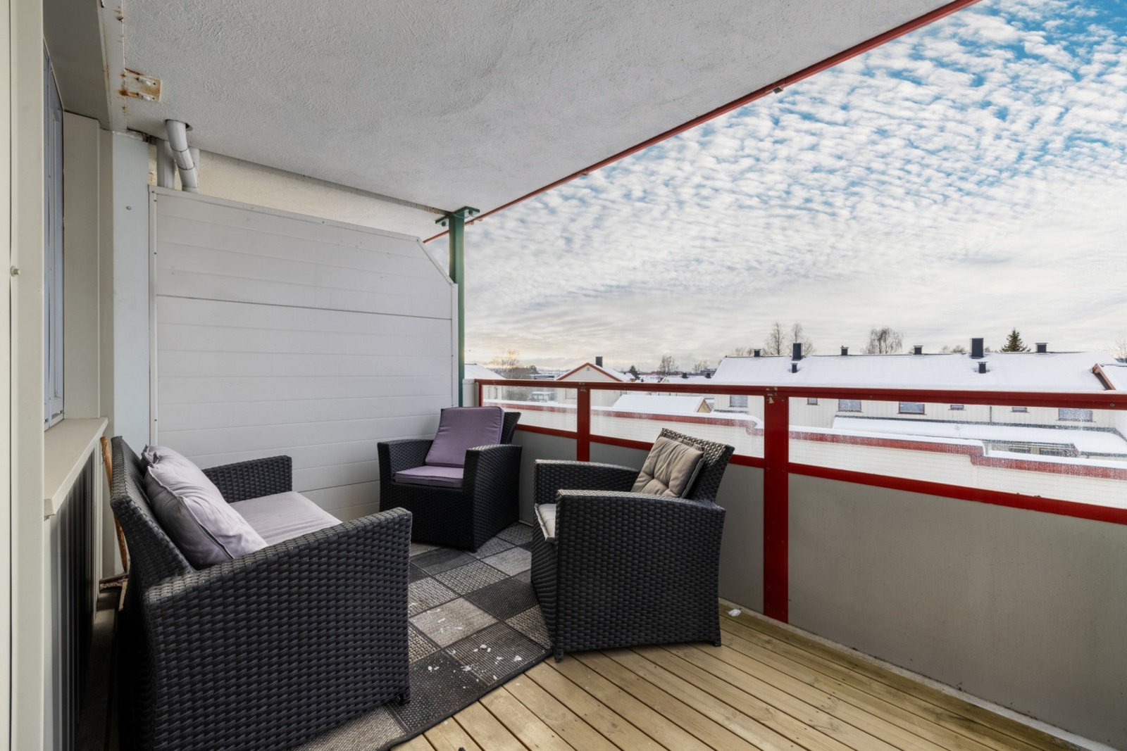 Solrik balkong med rom for koselig møblering Galleribilde