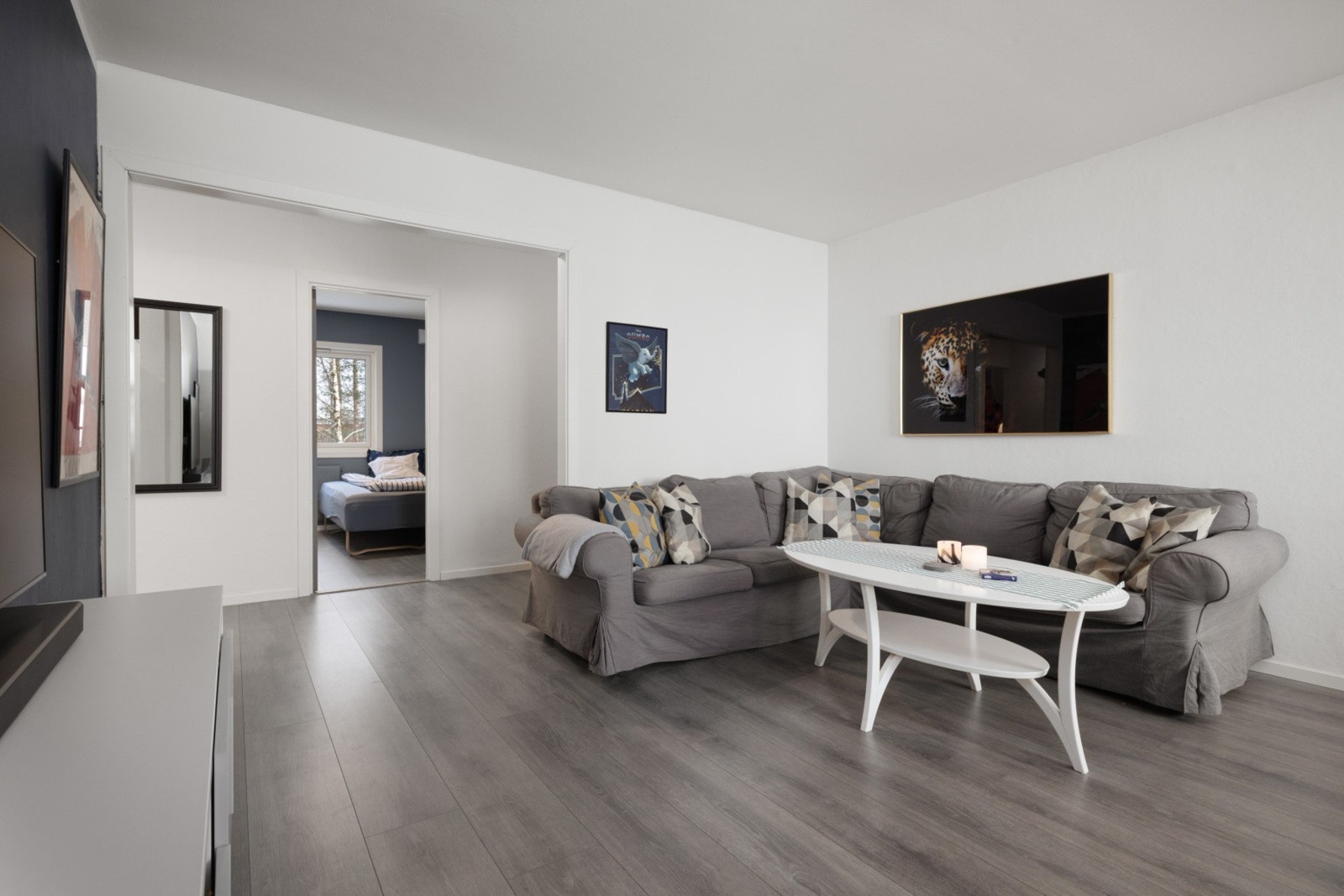 Stue med gjennomgående lys og moderne overflater Galleribilde