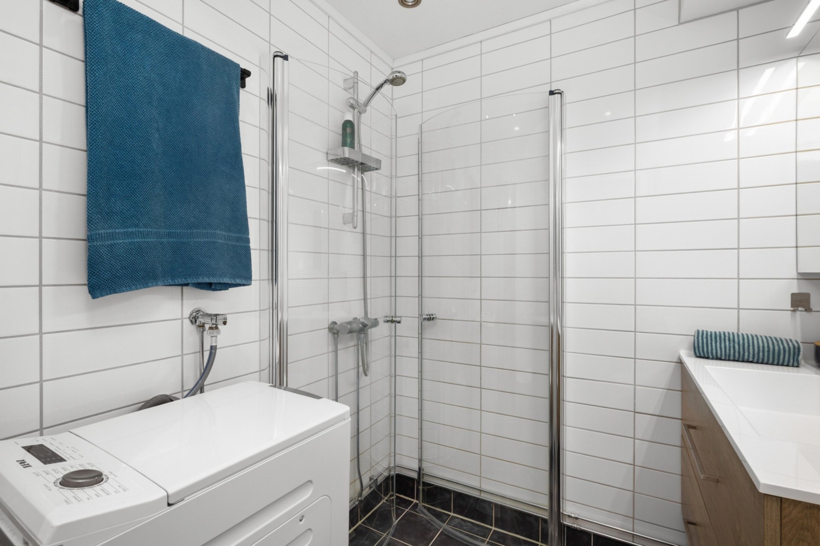 Stilrent bad med dusj og vaskemaskin. Galleribilde